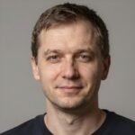 Улыбающийся эксперт Амир из команды Poker Online 2000 для раздела бесплатных онлайн-казино