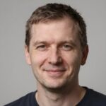 Уверенный мужчина Ли, эксперт платформы Poker Online 2000 по бесплатным версиям онлайн-казино